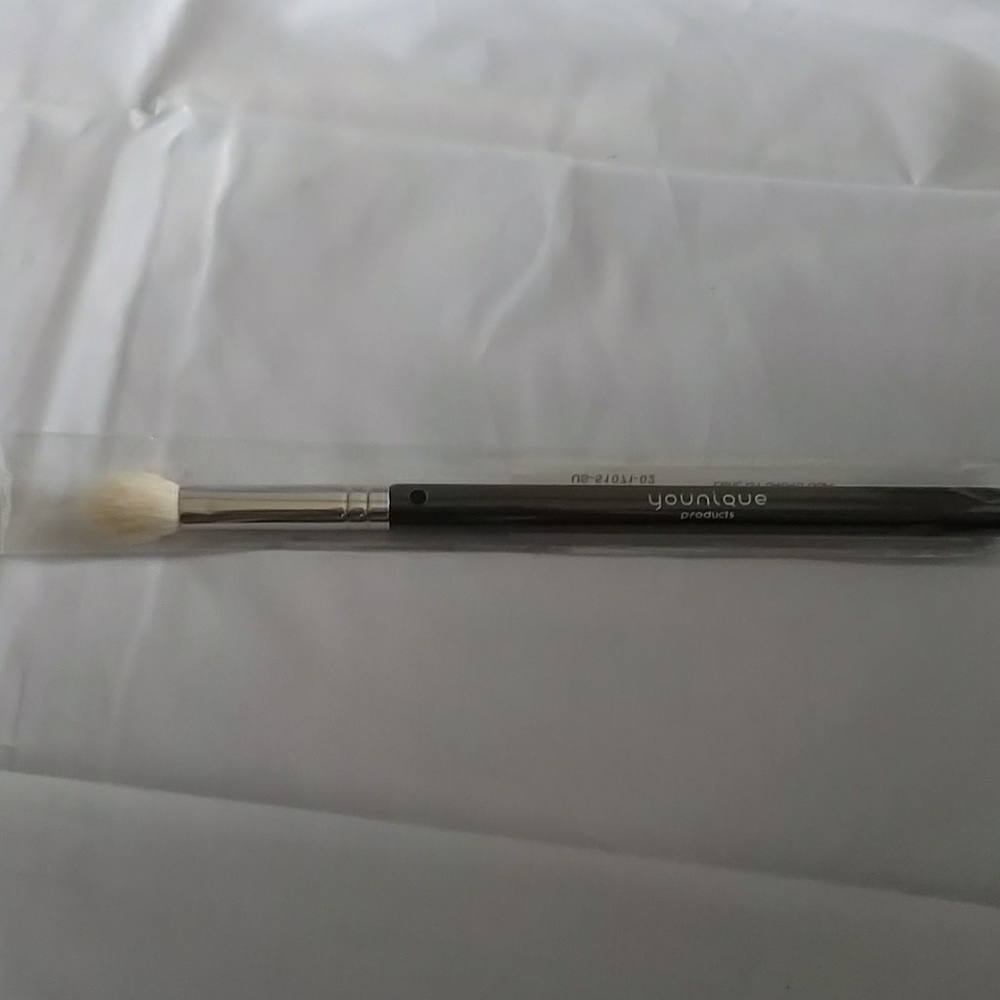 Younique Fluffy Crease Brush NIB NWT